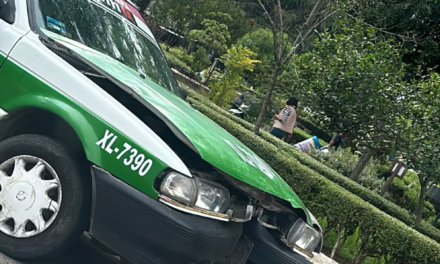 Se accidenta taxi en la calle Magnolia, Xalapa