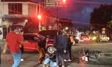 Accidente de tránsito en la avenida Ávila Camacho,  a la altura de El Meridiano