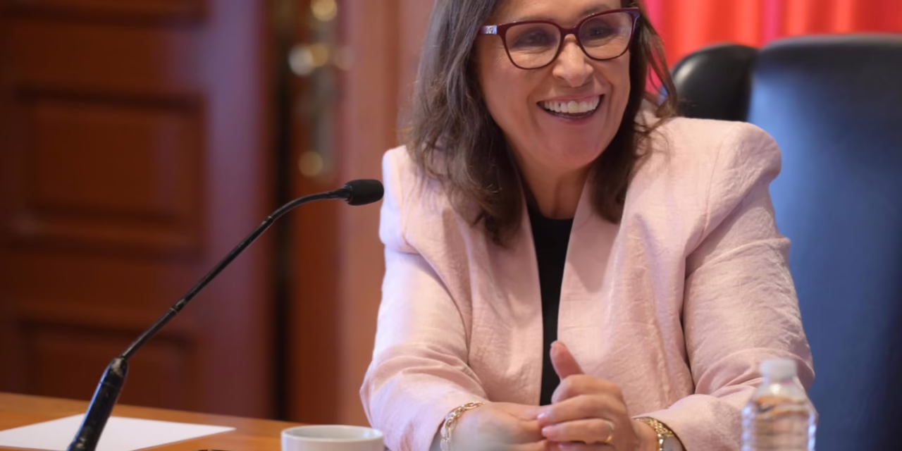 Histórico ajuste salarial, Gobernadora anuncia aumento del 6 % a trabajadores del Estado