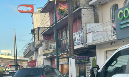 Abandonan camioneta chocada en la Av. Lázaro Cárdenas