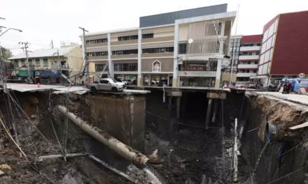 Video:Gigantesco socavón se abre frente a hospital en Bangkok, Tailandia 