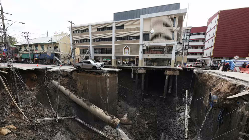 Video:Gigantesco socavón se abre frente a hospital en Bangkok, Tailandia 