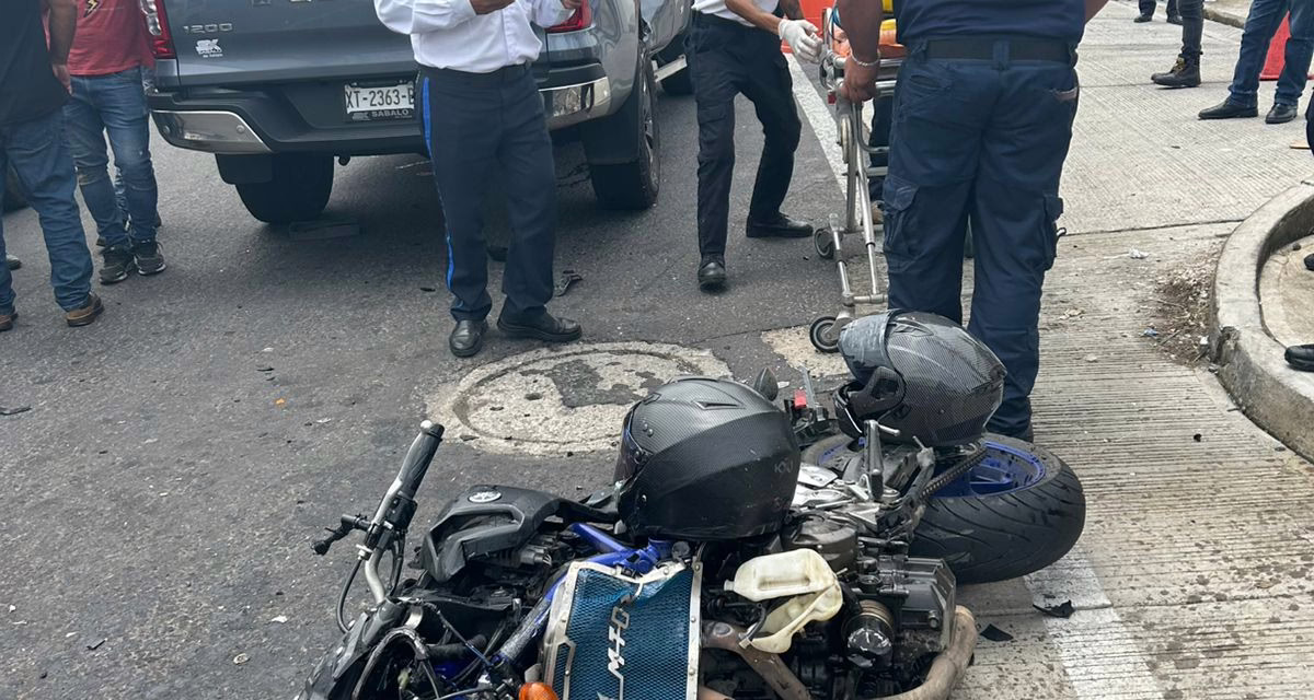 Accidente de tránsito en el bulevar Xalapa-Banderilla, moto se impactó en camioneta