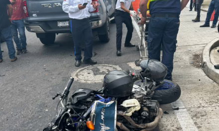 Accidente de tránsito en el bulevar Xalapa-Banderilla, moto se impactó en camioneta