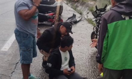 Motociclista sufre caída en la calle Bolivia, Xalapa