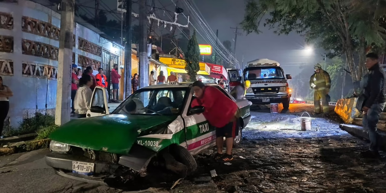 Taxi choca contra muro en la calle Bolivia; Bomberos atienden derrame de combustible