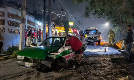 Taxi choca contra muro en la calle Bolivia; Bomberos atienden derrame de combustible