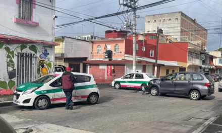 Choque matutino en Xalapa en calle Roble y Miguel Palacios