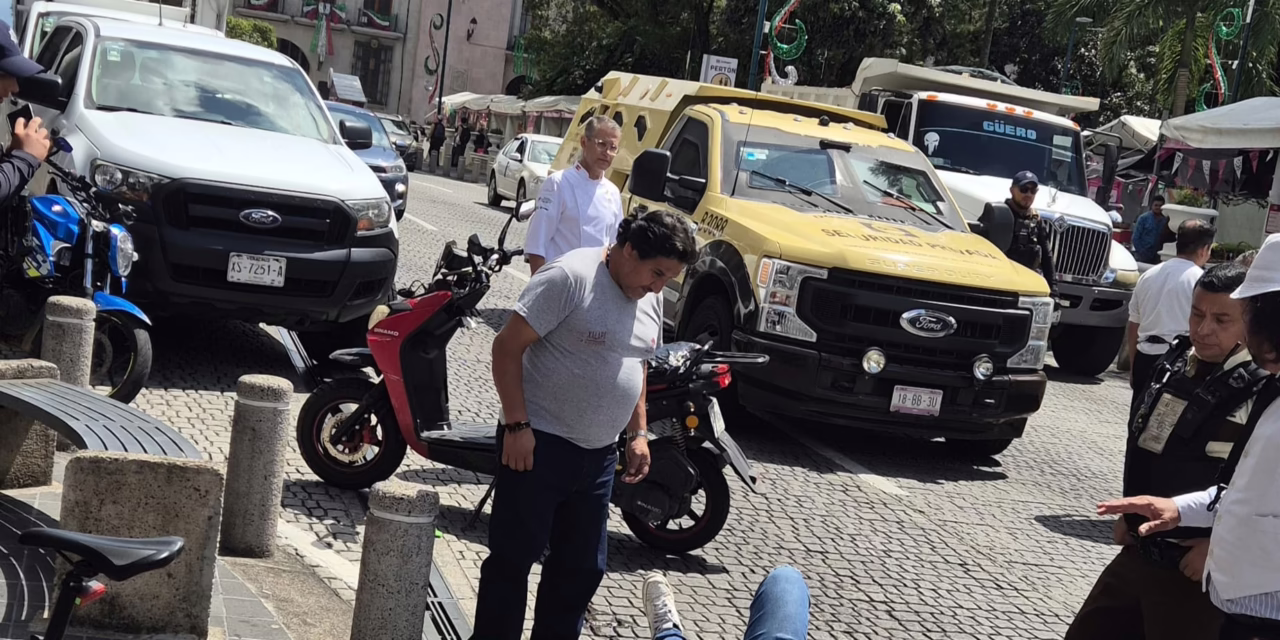 Accidente entre camioneta de valores y motocicleta en el centro de Xalapa