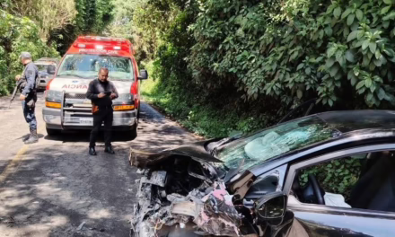 Fuerte choque en la carretera federal Coscomatepec-Xalapa deja dos lesionados.