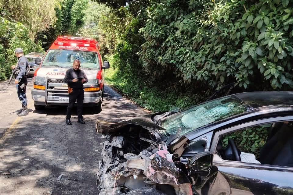 Fuerte choque en la carretera federal Coscomatepec-Xalapa deja dos lesionados.