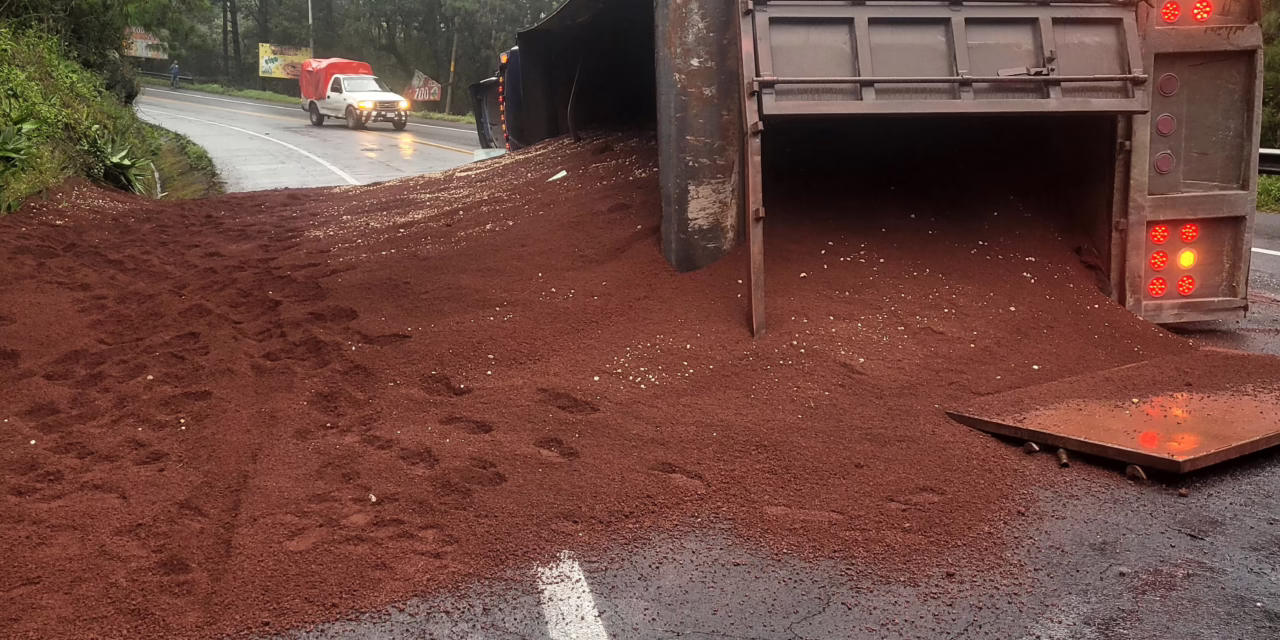 Vuelca tractocamión en la carretera Xalapa -Perote