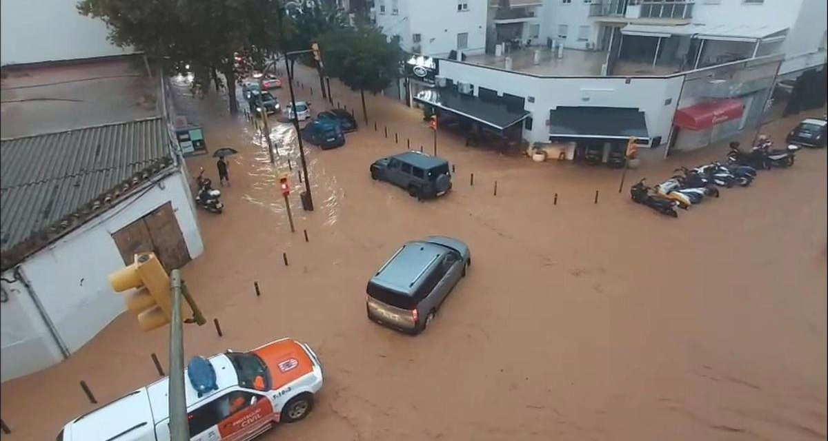 Video:Inundaciones en Ibiza bomberos trabajan para rescatar personas atrapadas
