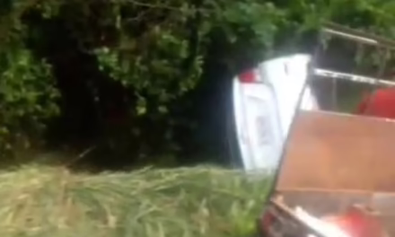 Taxi de Xalapa volcó en la carretera que va para Actopan