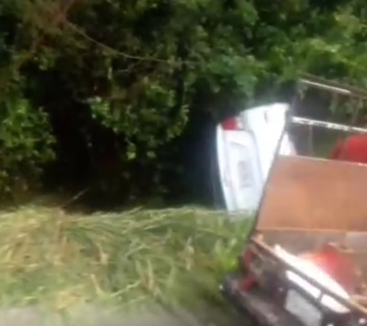 Taxi de Xalapa volcó en la carretera que va para Actopan