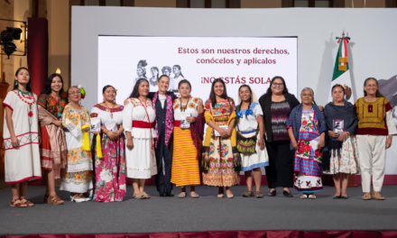 Mujer Indígena en la Feria Internacional del Libro