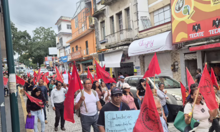 Marchan antorchistas rumbo al centro de Xalapa