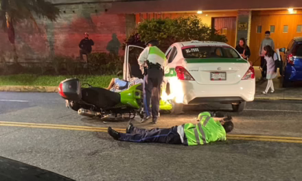 Accidente de tránsito en Ávila Camacho, agente de vialidad lesionado