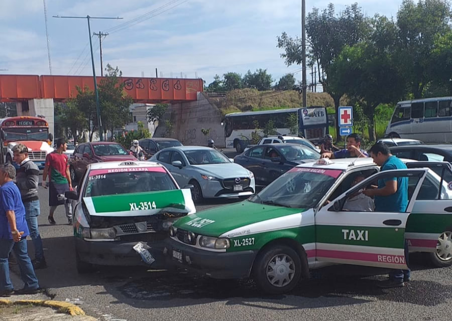 Chocan dos taxis en el bulevar Xalapa -Banderilla