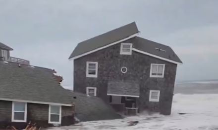 Video:Colapsan 5 casas en Carolina del Norte por Imelda y Humberto.