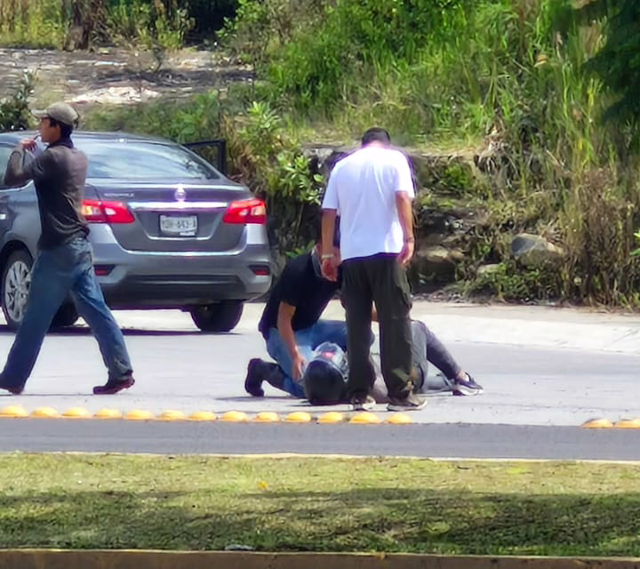 Accidente de tránsito en la carretera Xalapa -Veracruz, a la altura de Plaza El Juguete