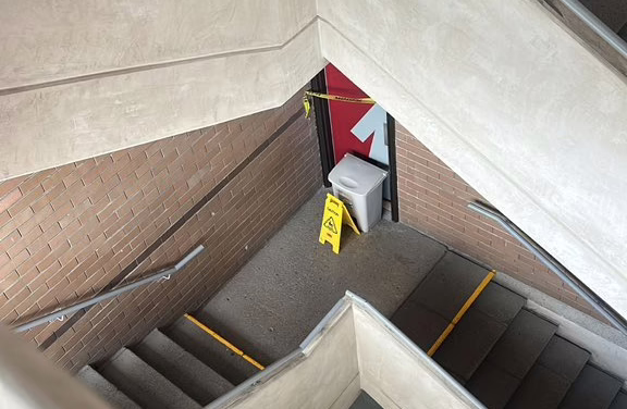 Hallan feto en baños de UPAEP; autoridades ya investigan