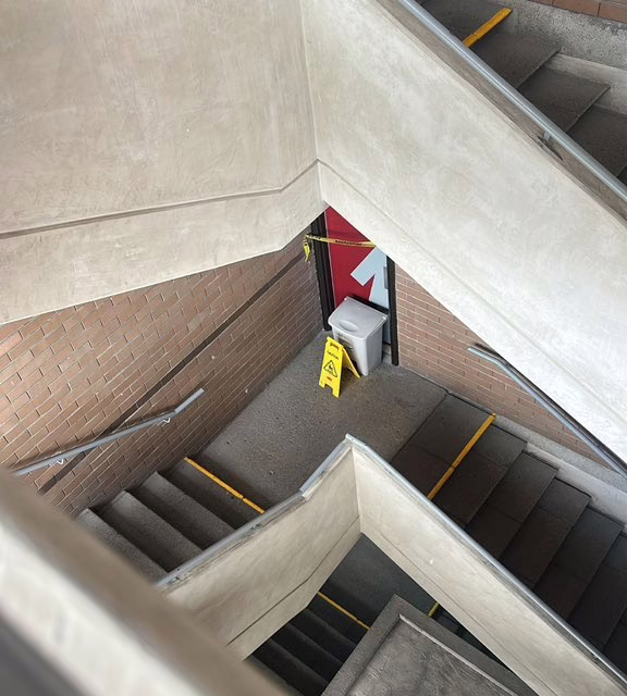 Hallan feto en baños de UPAEP; autoridades ya investigan