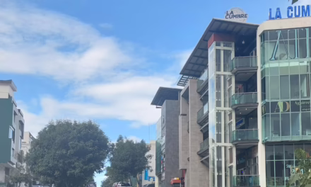 Cae persona accidentalmente en Plaza Cumbres, Xalapa