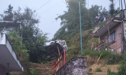 Volcadura de camioneta en Xalapa