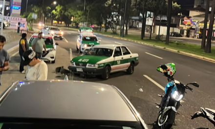 Accidente entre taxi y vehículo particular a la altura de Plaza Xanat