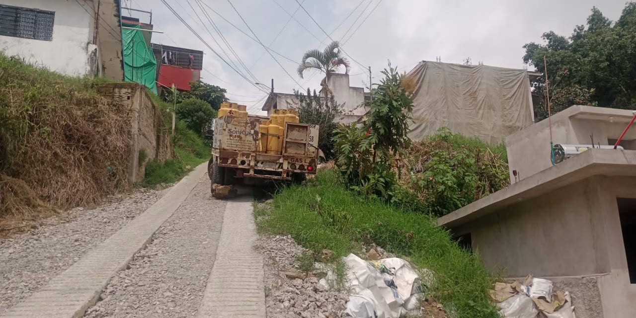 Camioneta de una empresa de gas a punto de volcar en Xalapa