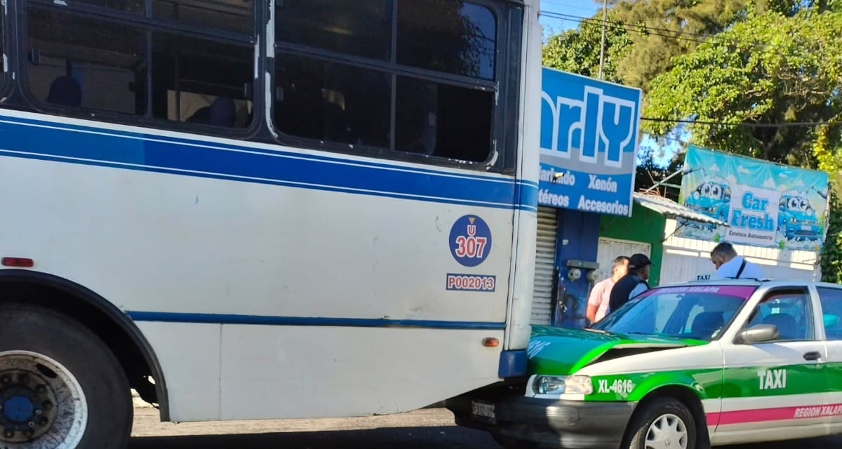 Chocan taxi y camión de pasajeros en la avenida Antonio Chedraui Caram