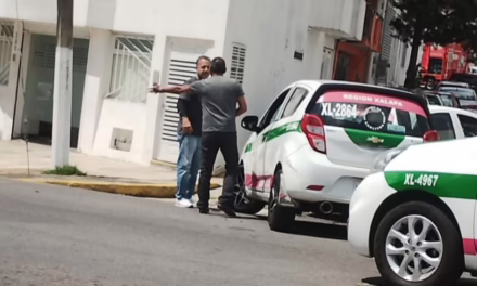 Video:Pelea de taxistas en la avenida Miguel Alemán en Xalapa tras conflicto vial