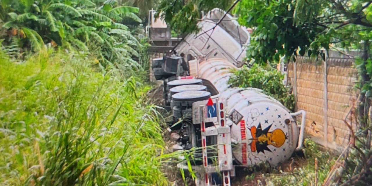 Volcadura de pipa en la carretera Cardel -Poza Rica