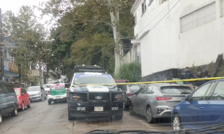 Fallece persona en el interior de su camioneta en la Col.Progreso Macuiltepetl