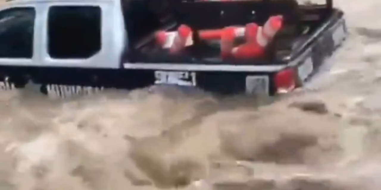 Video:Una patrulla de la Policía Municipal fue arrastrada por la corriente en Jalpan de Serra en Querétaro