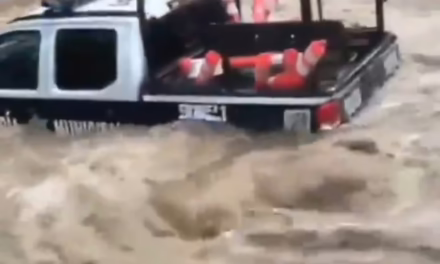 Video:Una patrulla de la Policía Municipal fue arrastrada por la corriente en Jalpan de Serra en Querétaro