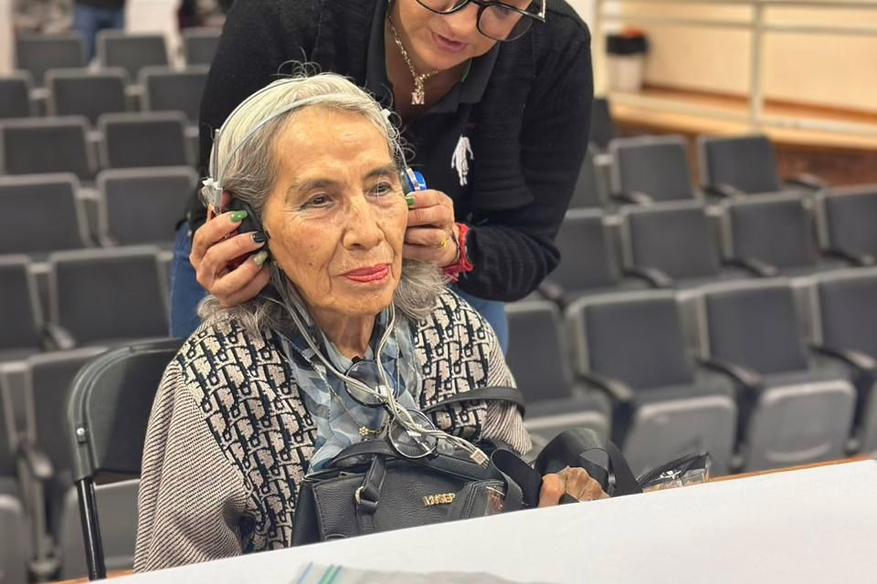 Personas con discapacidad auditiva reciben apoyo gratuito a través del DIF Estatal