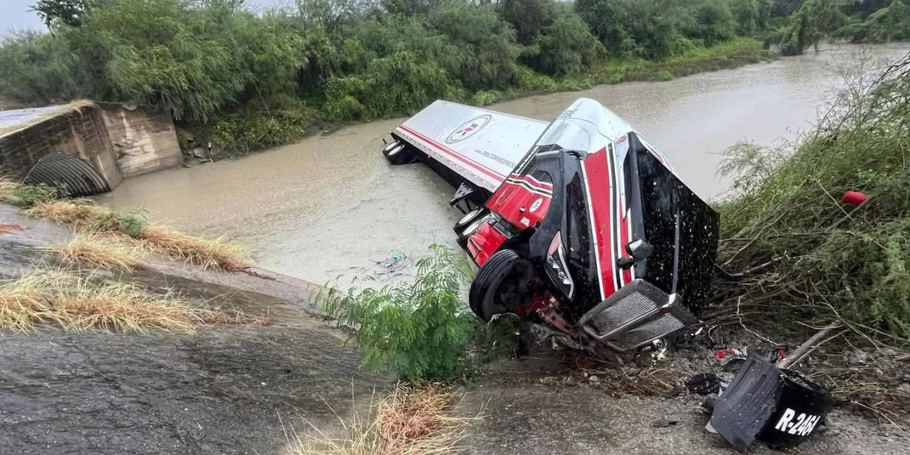 Tráiler cae al río Pilón en Tamaulipas