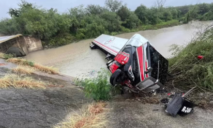Tráiler cae al río Pilón en Tamaulipas