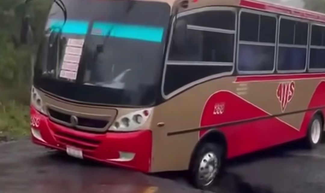 Video:Autobús intentó cruzar una fractura en la carretera federal México-Tuxpan