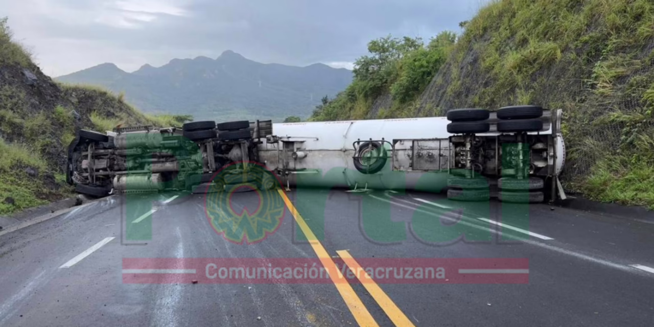 Volvadura de Pipa en la autopista Cardel – Totomoxtle