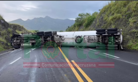 Volvadura de Pipa en la autopista Cardel – Totomoxtle