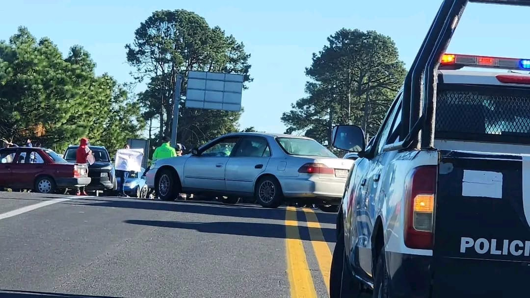 Precaución en la carretera libre Xalapa -Perote, no hay paso a la altura de Cruz Blanca