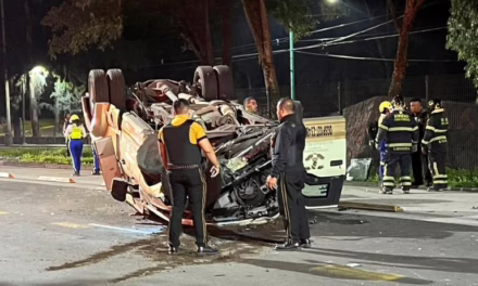 Video: Durante la madrugada se registró la volcadura de una camioneta de valores en Insurgentes