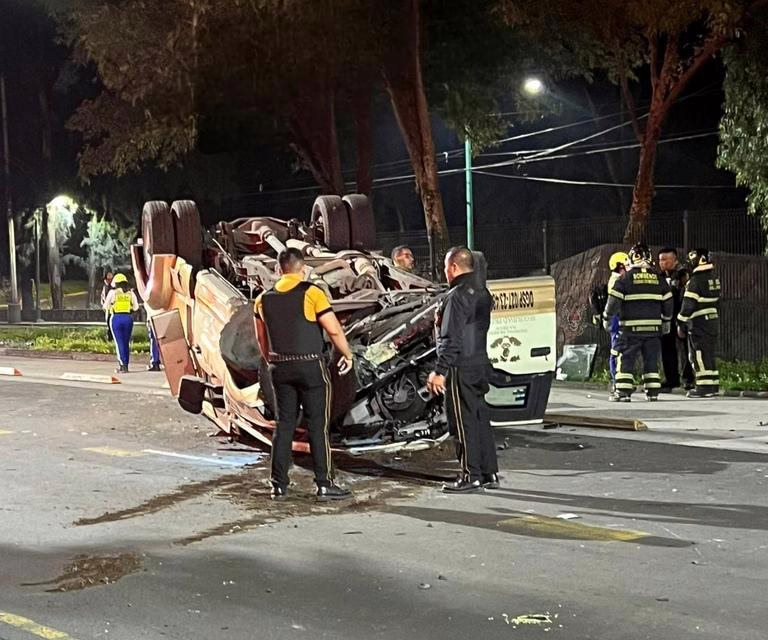 Video: Durante la madrugada se registró la volcadura de una camioneta de valores en Insurgentes