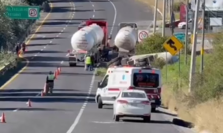 Volcadura de pipa de gas en la Apizaco–Tlaxcala, continúan las maniobras