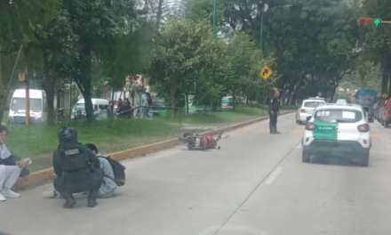 Motociclista derrapa en la avenida Ruiz Cortines