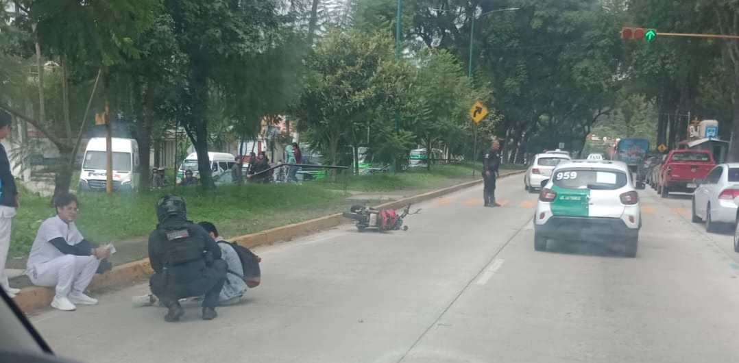 Motociclista derrapa en la avenida Ruiz Cortines