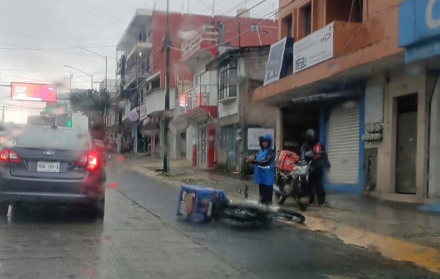 Motociclista derrapa en la avenida 20 de Noviembre